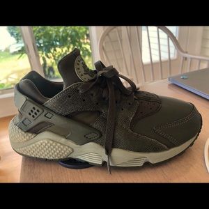(SOLD)!Nike Air Hurache Men’s size 9 Running Shoes